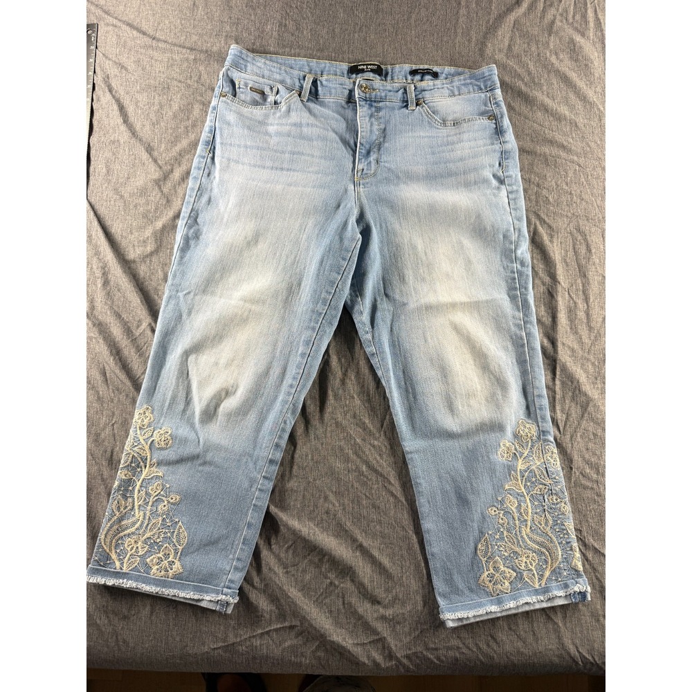 Nine West Chrystie Capri Jeans Womens 14 Light Wash Floral Embroidered Cropped